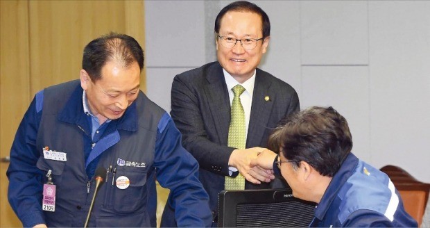 홍영표 더불어민주당 의원(가운데)이 12일 서울 여의도 국회 의원회관에서 열린 ‘한국GM 군산공장 폐쇄 특별대책 토론회’에서 전국금속노조 한국GM 지부 조합원들과 악수하고 있다. 김범준 기자 bjk07@hankyung.com