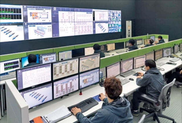강원창조혁신센터의 빅데이터 사업을 뒷받침하는 춘천시 동면에 있는 네이버 데이터센터 ‘각’ 관제실에서 직원들이 내부 시스템을 모니터링 하고 있다. 
