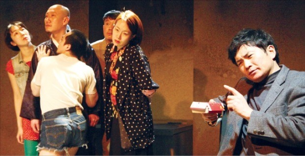 오는 18일까지 서울 대학로 나온씨어터에서 공연하는 연극 ‘닭쿠우스’. 