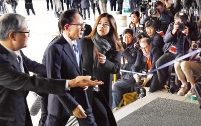 검찰 "대통령님, 다스는 누구겁니까"… 차명재산·뇌물 혐의 집중 추궁