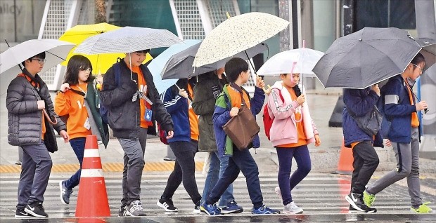 봄비 속 우산행렬 