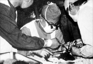 김수태 서울대병원 명예교수(가운데)가 1988년 3월16일 국내 첫 간 이식 수술을 집도한 지 30년이 됐다. 사진은 당시 수술 장면. 