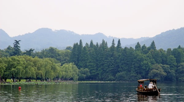 항저우 서쪽에 있는 시후(西湖)호수에 떠 있는 작은 나룻배.  
