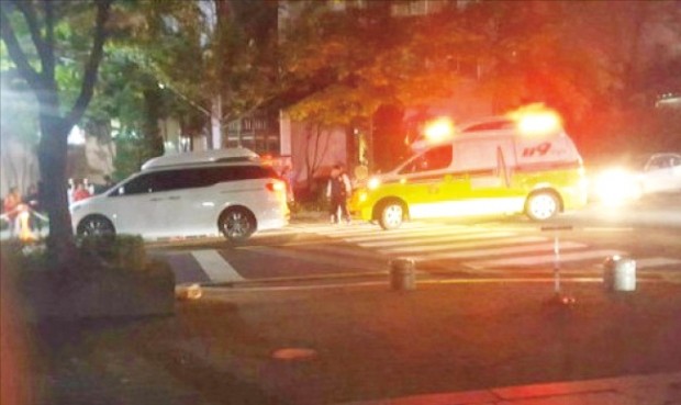 지난해 10월16일 오후 7시10분께 대전의 한 아파트에서 카니발 차량(왼쪽)에 치인 김모양(6)을 이송하기 위해 구급차가 대기하고 있다. 이날 사고로 김양은 숨졌다.
 