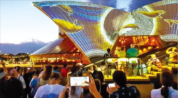 12일(현지시간) 호주 시드니 오페라하우스에서 열린 갤럭시S9 시리즈 출시기념 행사에서 참가자들이 초저도 카메라의 성능을 체험하고 있다. 삼성전자 제공