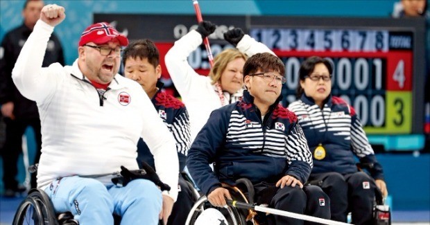2018 평창 패럴림픽 휠체어컬링 준결승이 열린 16일 강릉컬링센터에서 노르웨이 팀에 패한 한국 팀 서순석 선수(가운데)가 아쉬운 표정을 짓고 있다. 연합뉴스