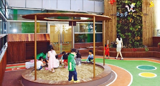 경기 과천시 별양동 코오롱 본사 별관에 마련된 코오롱어린이집 야외 놀이터에서 어린이들이 놀고 있다. 코오롱  제공 