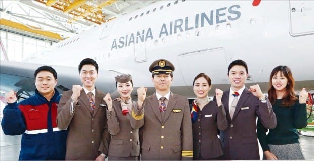 ‘창립 30주년’을 기념해 아시아나항공 직원들이 인천공항 아시아나항공 격납고에서 기념촬영하고 있다. 아시아나항공  제공 