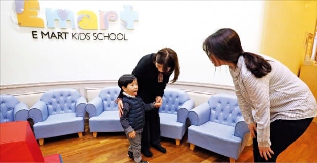 이마트 직원이 직장 어린이집 ‘이마트 키즈 스쿨’에 아이를 맡기고 있다. 신세계 제공 