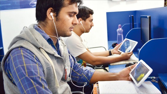 인도의 ‘이투스 스마트 러닝센터’에서 수강생들이 인터넷 강의를 듣고 있다. 이투스교육 제공