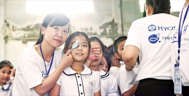 효성의 해외 의료 봉사단인 미소원정대 의료진이 베트남 어린이의 시력을 측정하고 있다. 미소원정대는 2011년부터 베트남법인이 있는 호찌민 인근 동나이성 일대에서 1만여 명의 주민들에게 무료 진료를 했다. /효성 제공 