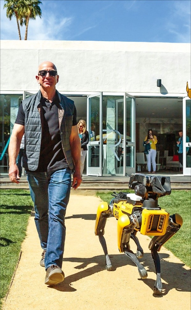 '애완로봇'과 산책하는 아마존 CEO