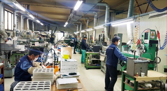 경기 광주의 한 중견기업 공장에서 근로자들이 시계 부품을 제조하고 있다. 통합DB