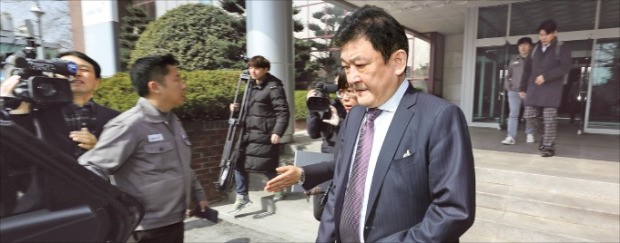 중국 타이어업체 더블스타의 차이융썬 회장이 23일 금호타이어 광주공장을 떠나고 있다. 그는 전날 광주에 도착해 금호타이어 노조에 면담을 제안했으나 노조는 이를 거부했다.  /연합뉴스 