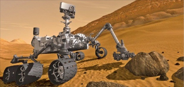 미국 화성탐사로봇 큐리오시티가 화성 샤프산에서 샘플을 채취하고 있다.  /미국항공우주국 제공 