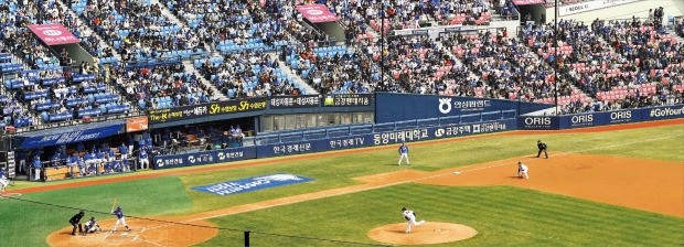 2018 프로야구 개막 이틀째인 25일 서울 잠실구장에서 열린 두산 베어스와 삼성 라이온즈의 시즌 두 번째 경기에서 관중석을 가득 메운 야구팬들이 양팀의 공방전을 즐기고 있다. 전날 열린 개막전에서 삼성에 3-6으로 패한 두산은 이날 경기에서 초반 4점을 내주며 끌려가다 5-4로 경기를 뒤집는 짜릿한 역전쇼를 펼치며 전날의 패배를 설욕했다. 24일 개막한 2018 KBO리그는 올해 처음 자동 고의 4구 제도를 도입하고 비디오 판독 영상을 전광판에 상영키로 하는 등 다양한 변화를 꾀해 팬들의 관심을 모으고 있다.  /김범준 기자 bjk07@hankyung.com 