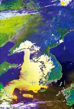미국 국립해양대기국이 25일 오전에 촬영한 위성 사진. 미세먼지(노란색)가 한반도를 뒤덮고 있다.  /연합뉴스