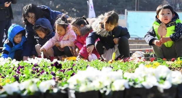 2일 오전 서울 성동구 왕십리광장에서 어린이집 원아들이 봄 꽃을 심고 있다. 이번 행사에는 팬지, 비올라 등 4종 20,000여 본의 다양한 초화를 심었다. 김범준기자 bjk07@hankyung.com
