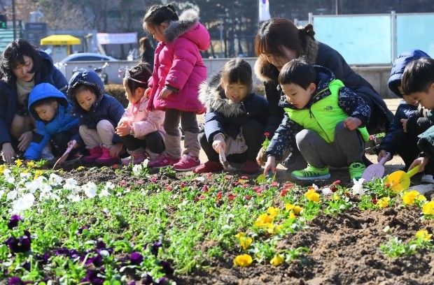 2일 오전 서울 성동구 왕십리광장에서 어린이집 원아들이 봄 꽃을 심고 있다. 이번 행사에는 팬지, 비올라 등 4종 20,000여 본의 다양한 초화를 심었다./김범준기자bjk07@hankyung.com
