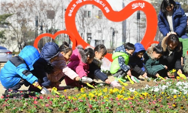 2일 오전 서울 성동구 왕십리광장에서 어린이집 원아들이 봄 꽃을 심고 있다. 이번 행사에는 팬지, 비올라 등 4종 20,000여 본의 다양한 초화를 심었다./김범준기자bjk07@hankyung.com
