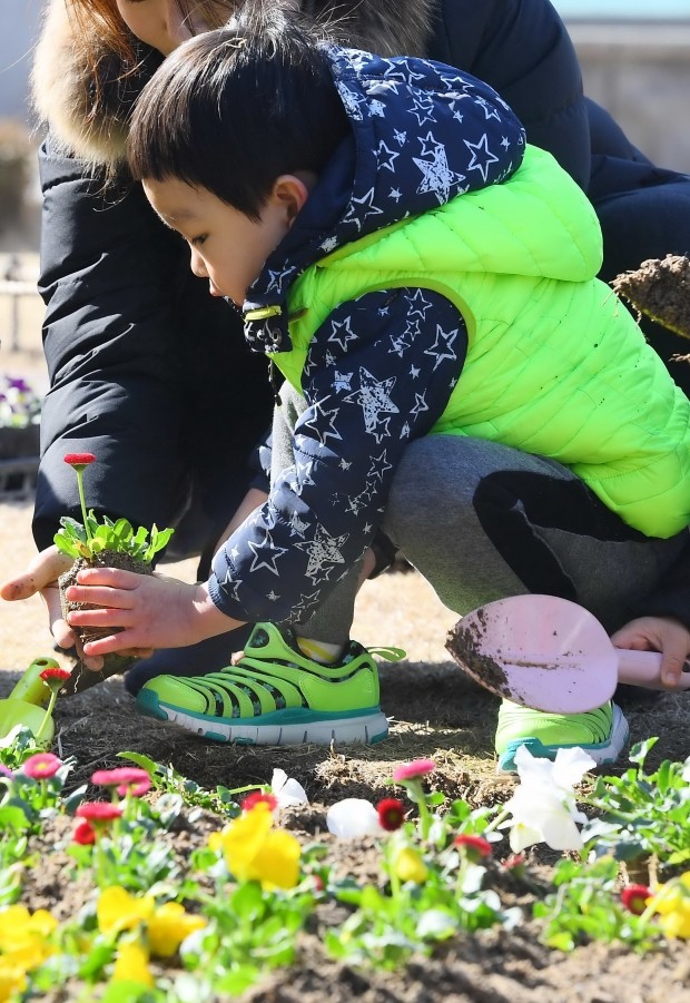 2일 오전 서울 성동구 왕십리광장에서 어린이집 원아들이 봄 꽃을 심고 있다. 이번 행사에는 팬지, 비올라 등 4종 20,000여 본의 다양한 초화를 심었다./김범준기자bjk07@hankyung.com
