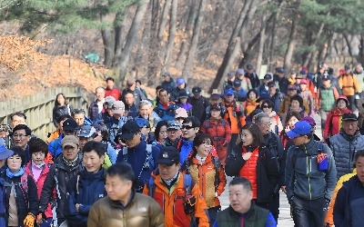 포근한 날 붐비는 관악산