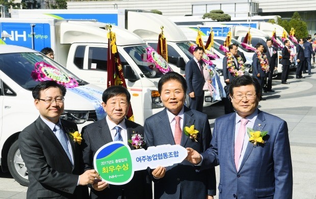 농협중앙회 최우수 농축협에 실익지원용 차량 전달