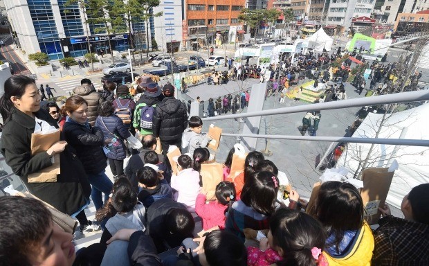  23일 서울 중구 만리동 광장에서 열린 '2018 국민과 함께하는 내 나무 갖기 한마당' 행사에서 시민들이 나무를 분양받기 위해 길게 줄서있다. 김범준 기자 bjk07@hankyung.com