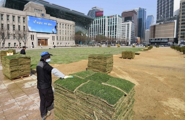 수도권 미세먼지 저감조치가 시행된 26일 오후 서울광장에서 잔디심기 작업이 잠시 중단됐다. 김범준기자 bjk07@hankyung.com  