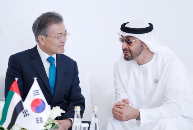 아랍에미리트(UAE)를 공식 방문 중인 문재인 대통령이 26일 오후 바라카 원전 1호기 건설 완료행사에서 모하메드 빈 자이드 알 나흐얀 왕세제와 이야기를 나누고 있다. 청와대사진기자단