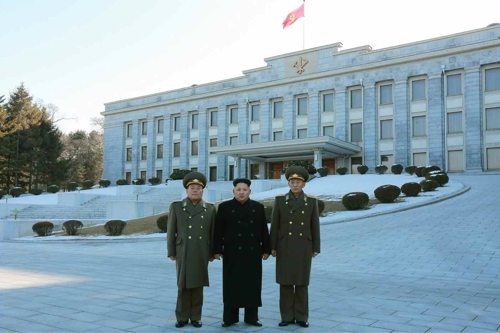 김정은, 잇단 파격행보…南인사에 北노동당 청사 첫 공개