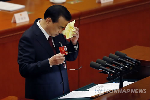 '꼿꼿이' 3시간24분 연설한 시진핑…2시간 보고에 진땀뺀 리커창