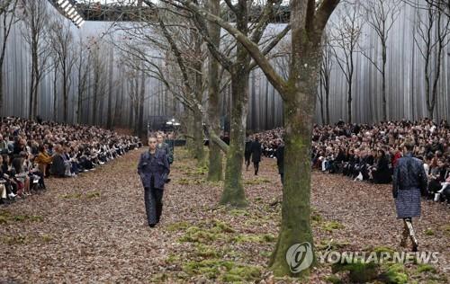 패션쇼 위해 백년 된 나무 벤 샤넬…환경단체 맹비난