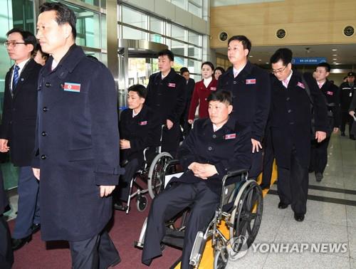북한 패럴림픽 선수단·대표단 24명 방남…소감 질문에 미소만