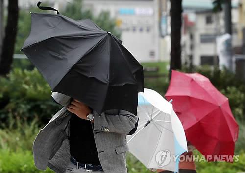 전국 비바람 불어 기온 '뚝'…강원·경북엔 폭설