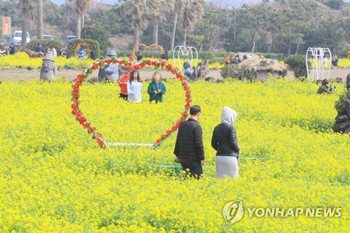 봄기운 흠뻑… 전국 산·관광지 미세먼지에도 상춘객 북적