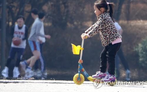 "이제 완전히 봄이네" 공원·고궁에 나들이객 '북적'