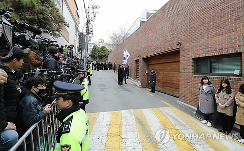  사저에 친이계 집결… MB, 측근들에 "고생한다" 격려