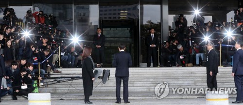 [MB 소환] 굳은 표정 변화 없었지만 손은 계속 입장문 만지작