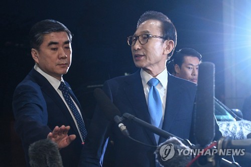 검찰, '뇌물·다스 비자금' MB 구속영장… "증거인멸 우려"