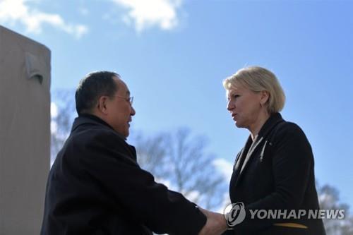 리용호 北외무상, 베이징 도착… 공항서 질문에 '묵묵부답'