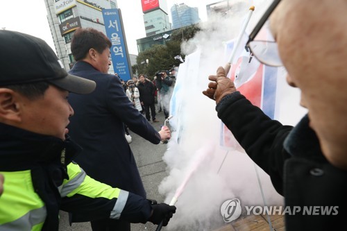 '서울역 김정은 화형식' 조원진 경찰소환 불응… 2차 출석요구