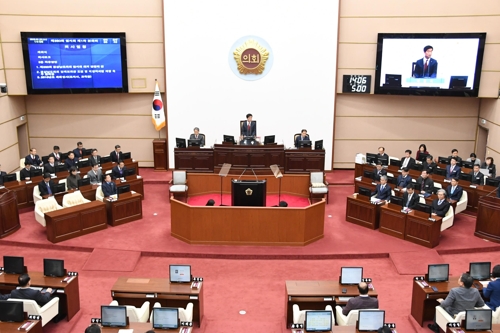 경남 '선거구 쪼개기' 조례 재의결… 소수당 등 거센 반발