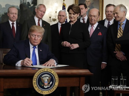 중국 '미국 관세폭탄'에 "필요한 모든 조치 하며 끝까지 싸울것"