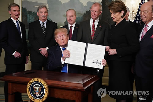 [미중 무역전쟁] 中언론, 美'관세폭탄' 맹비난…"중국 보복조치 나서야"