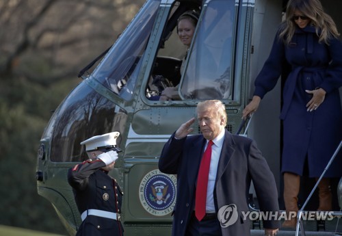 트럼프 성인잡지모델 염문 뒤 멜라니아 다른차 이용