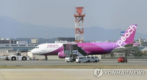 日 후쿠오카 공항 여객기 착륙후 펑크…활주로 일시폐쇄