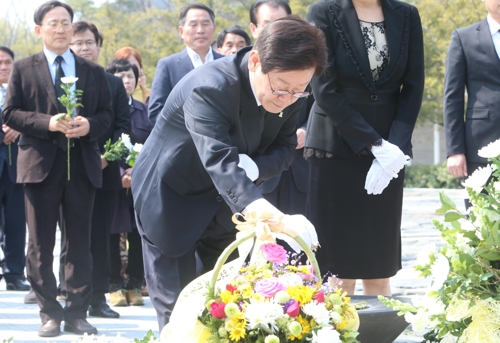 박원순·이재명 봉하마을 참배…부산·김해서 특강도