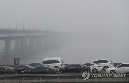 '드론으로 하늘에 물뿌리자'…미세먼지 대책 아이디어 백태