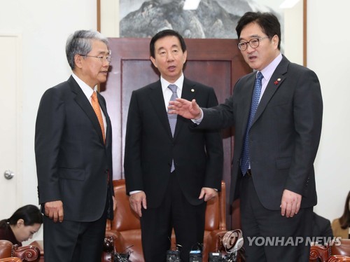 여야 개헌협상 첫날부터 날 선 신경전… 시기·내용 전방위 대립